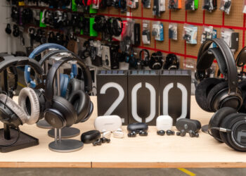 top-rated noise-cancelling headphones under $200